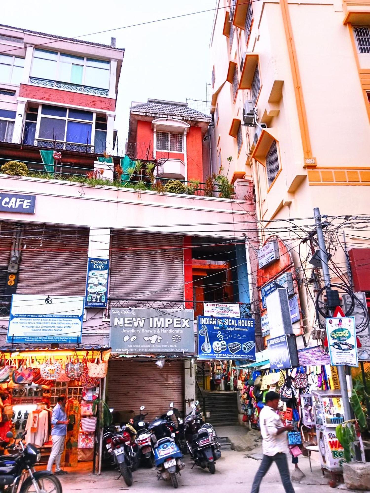 Shanthi Home Stay Puttaparthi Exterior foto